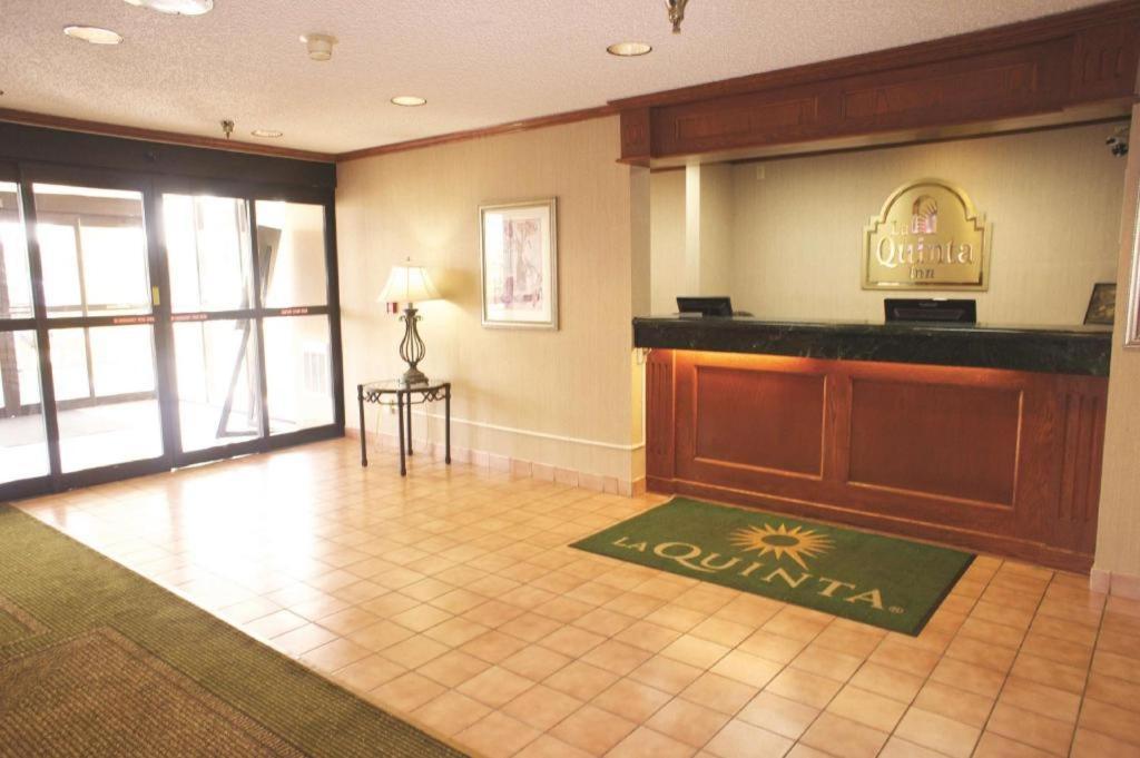 La Quinta Inn By Wyndham Detroit Саутгейт Экстерьер фото